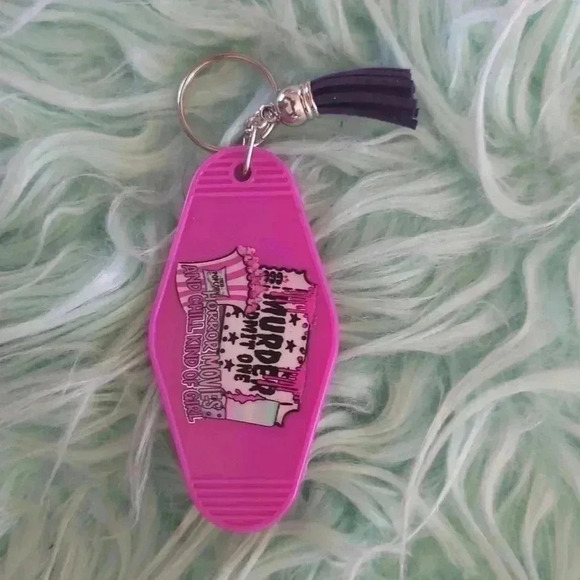 Handmade retro motel keychain. The listing price is for one keychain only - Picture 3 of 5
